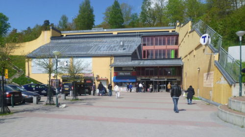 Alby_tunnelbaneingång-800x545