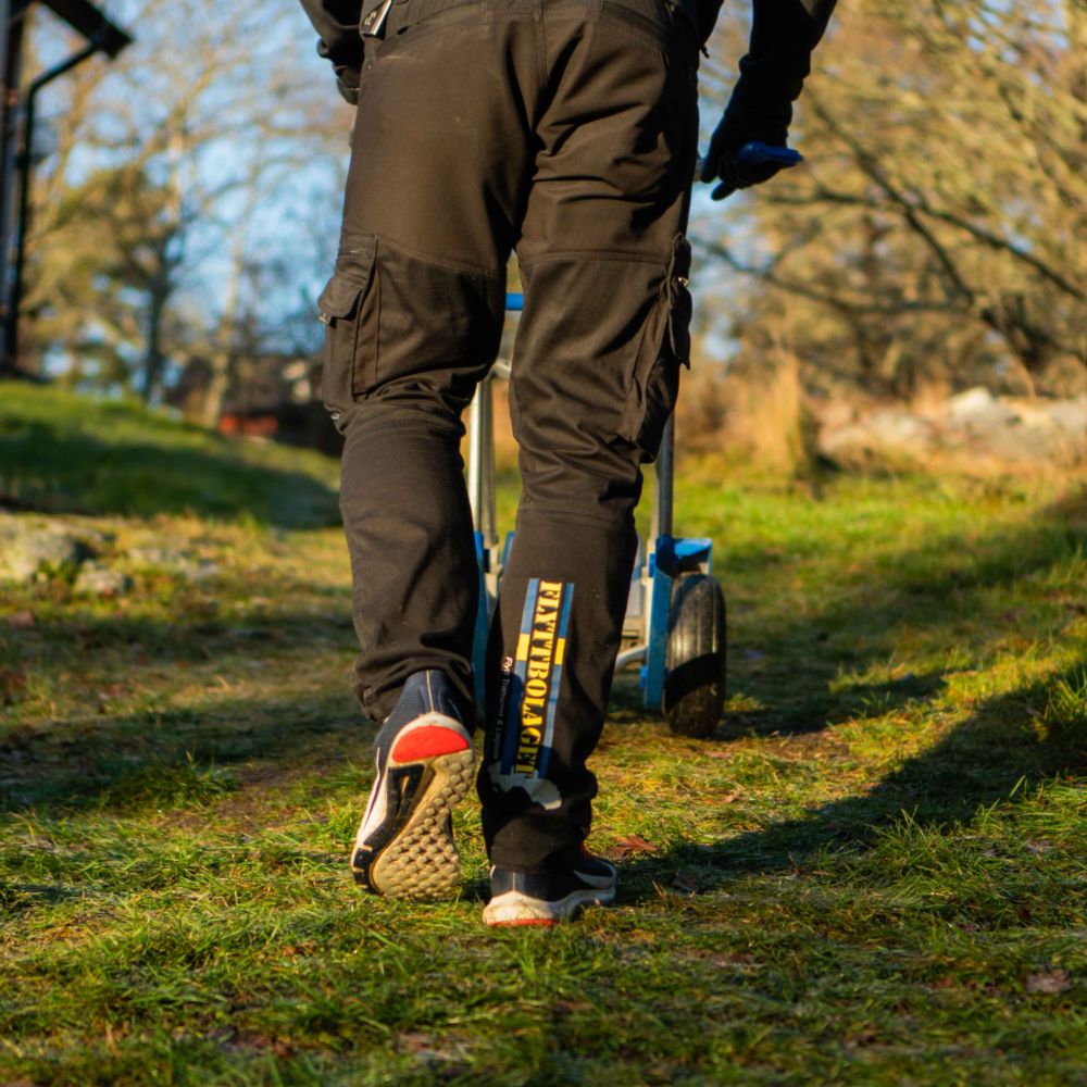 Flyttgubbe går på gräset