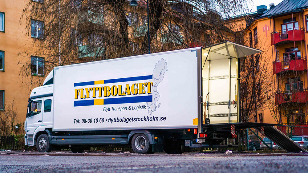 Flyttbil lastar i Stockholm