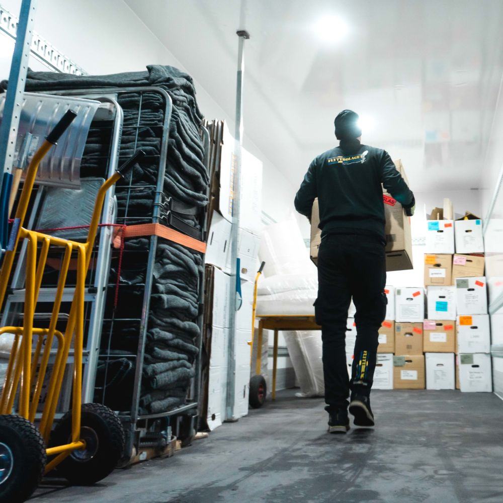 Flyttgubbe bär kartong