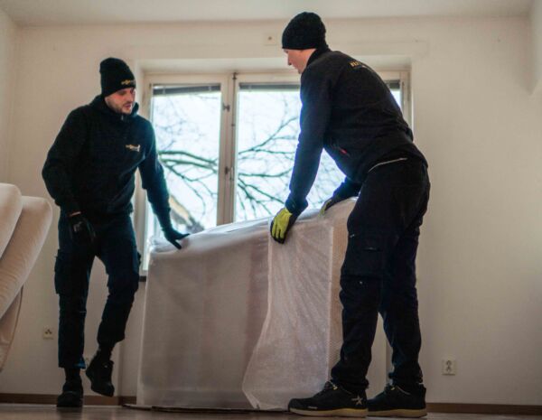 2 flyttgubbar plastar möbel