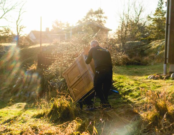 Flyttgubbe kör pirra