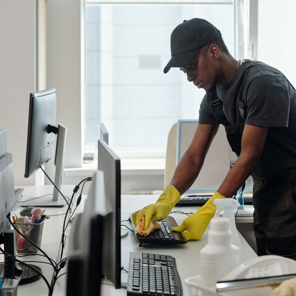 lokalvårdare städar kontorsrum