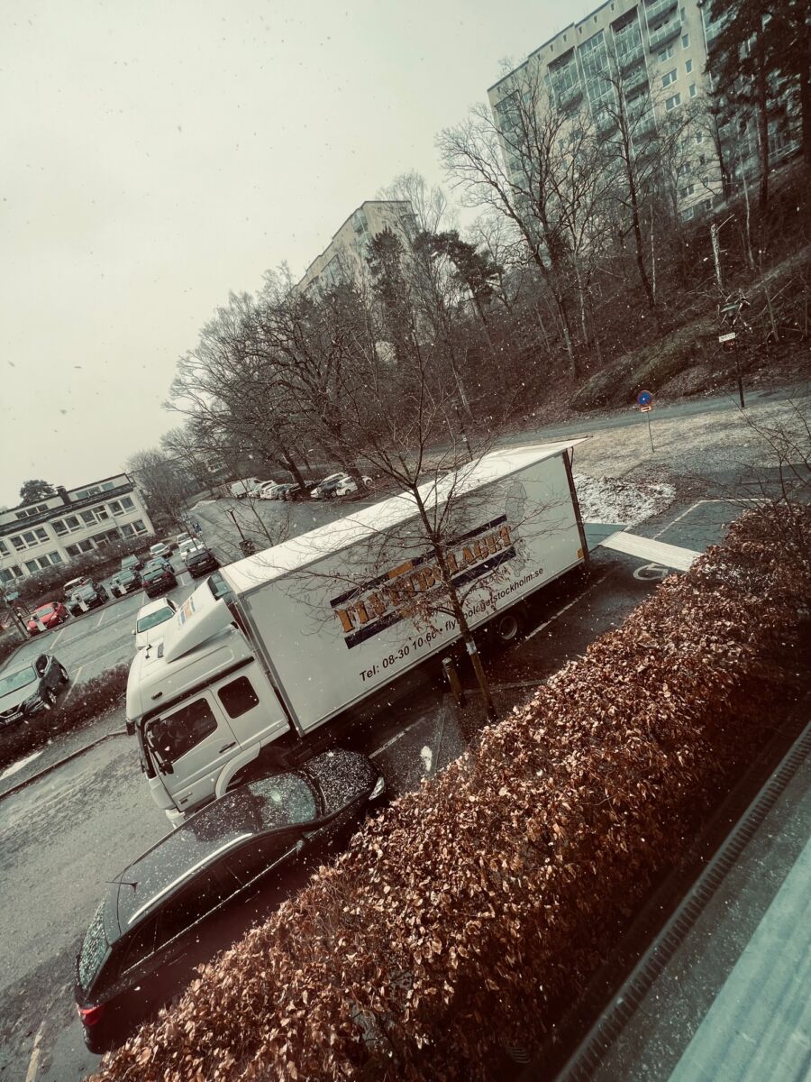 Flyttbilen står parkerad