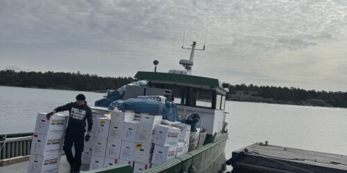 Båt med flyttkartonger